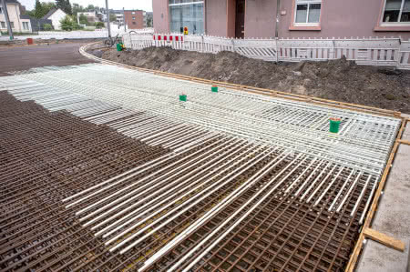 Aby nie wpływać na obwody blokady wyłączników tramwaju, jako zbrojenie w tym obszarze stosuje się pręty z włókna szklanego Combar, ponieważ nie przewodzą prądu. Aby nie wpływać na obwody blokady wyłączników tramwaju, jako zbrojenie w tym obszarze stosuje się pręty z włókna szklanego Combar, ponieważ nie przewodzą prądu.