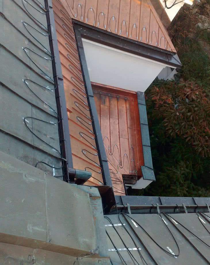 Instalacje przeciwzamarzaniowe montuje się także na dachach, na skośnych zwykle tuż przy okapie Instalacje przeciwzamarzaniowe montuje się także na dachach, na skośnych zwykle tuż przy okapie