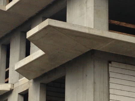 Dzięki wykorzystaniu łącznika termoizolacyjnego Isokorb typu K możliwe było swobodne kształtowanie geometrii balkonu w obiekcie Kamion Cross Fot. Schöck