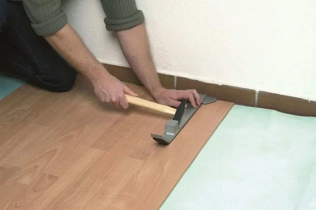 Deski warstwowe układane w postaci podłogi pływającej. fot. Wolfcraft Deski warstwowe układane w postaci podłogi pływającej. fot. Wolfcraft