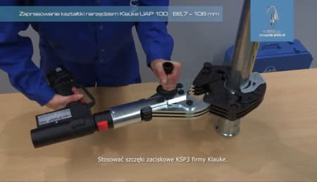 Zaprasowywanie kształtki systemowej KAN-therm Steel/Inox zaciskarką szczękową marki Klauke, fot. KAN Zaprasowywanie kształtki systemowej KAN-therm Steel/Inox zaciskarką szczękową marki Klauke, fot. KAN