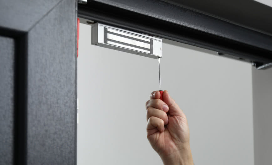 Zwory elektromagnetyczne: solidne zabezpieczenie wejścia